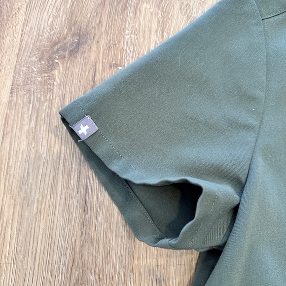 Figs XS Moss top AND figs S "v" neck top AND figs bottom - Picture 4 of 11